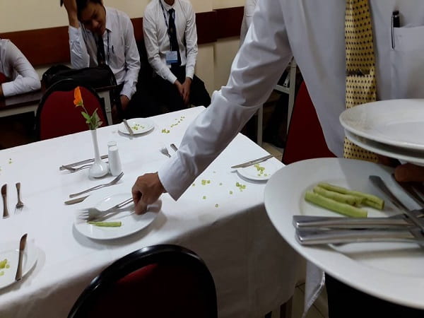Mơ thấy mình dọn dẹp bàn ăn