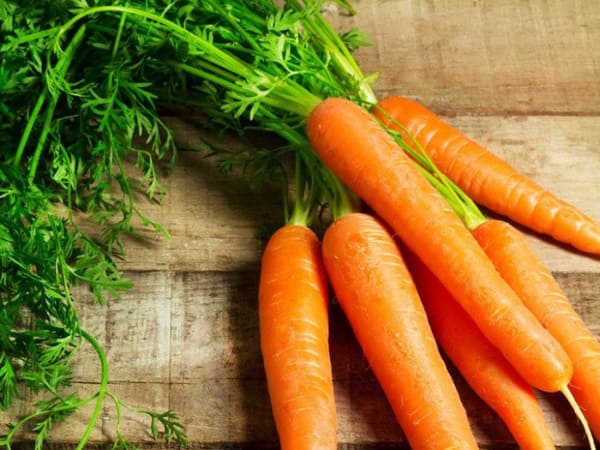 Thấy củ cà rốt trong chợ hoặc cửa hàng