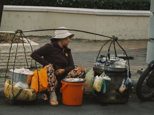 Điềm báo ý nghĩa khi thấy người bán hàng rong là gì