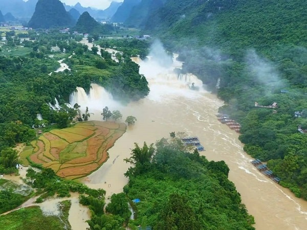 Mộng thấy nước lũ chảy xiết đục ngầu
