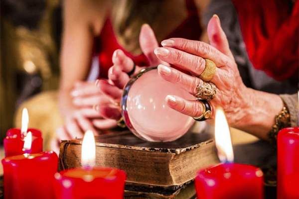 Nằm mơ thấy đi xem bói là điềm gì? Linh cảm hay cảnh báo?